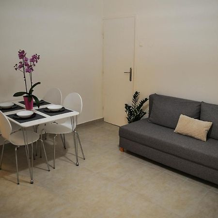 Apartman Gulliver In The Center, 10 Meters From The Sea With Private Parking In Natural Shade 라벡 외부 사진