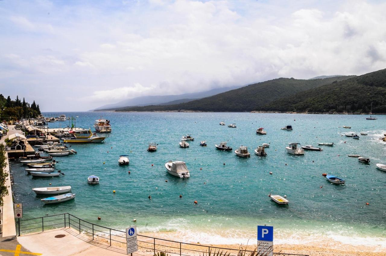 Apartman Gulliver In The Center, 10 Meters From The Sea With Private Parking In Natural Shade 라벡 외부 사진