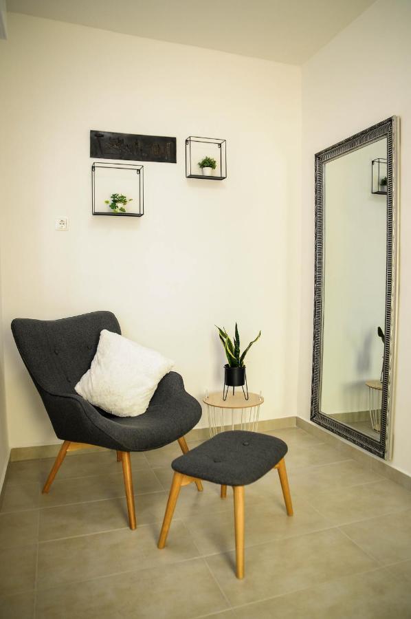 Apartman Gulliver In The Center, 10 Meters From The Sea With Private Parking In Natural Shade 라벡 외부 사진