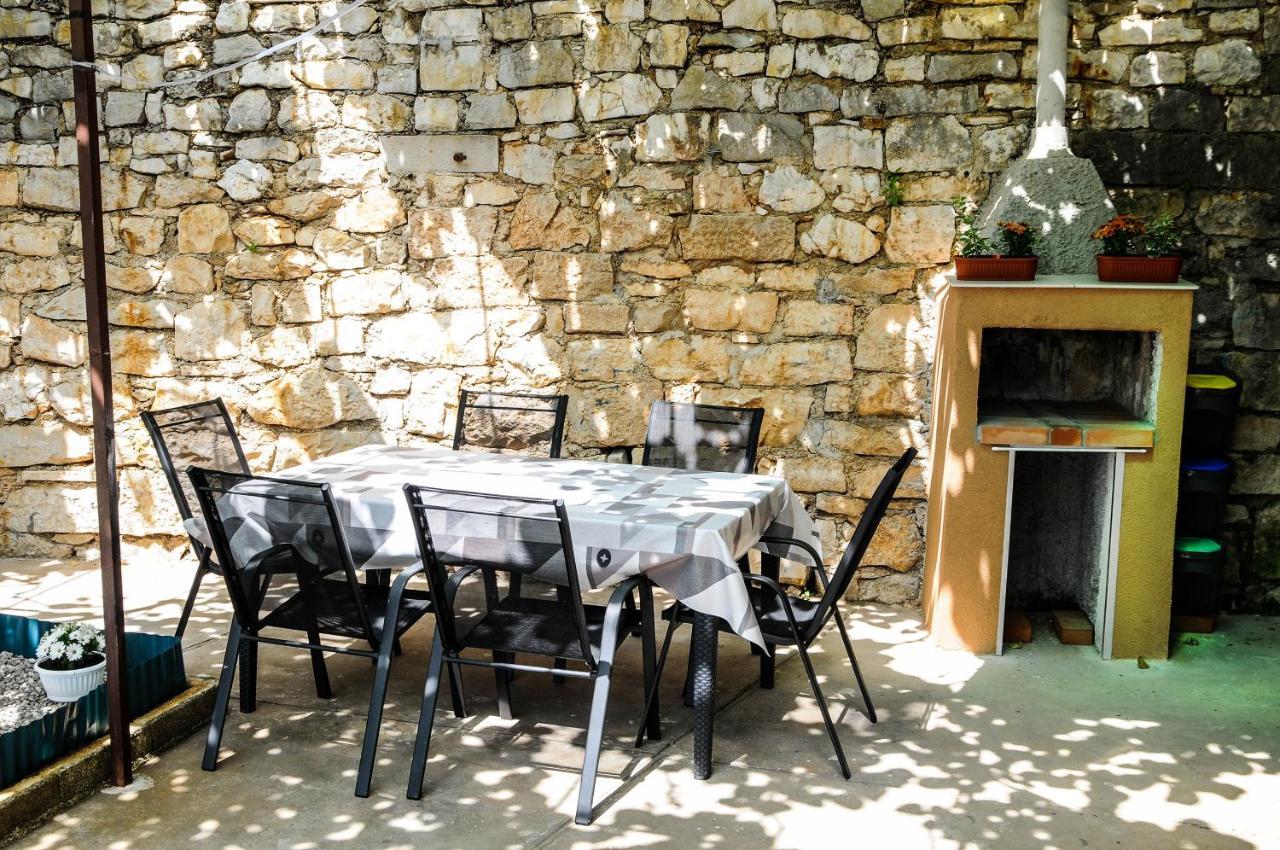 Apartman Gulliver In The Center, 10 Meters From The Sea With Private Parking In Natural Shade 라벡 외부 사진