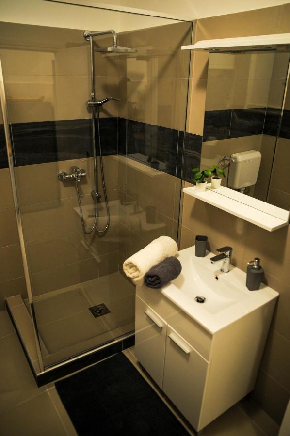 Apartman Gulliver In The Center, 10 Meters From The Sea With Private Parking In Natural Shade 라벡 외부 사진