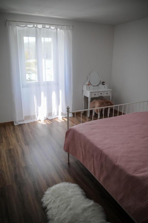 Apartman Gulliver In The Center, 10 Meters From The Sea With Private Parking In Natural Shade 라벡 외부 사진