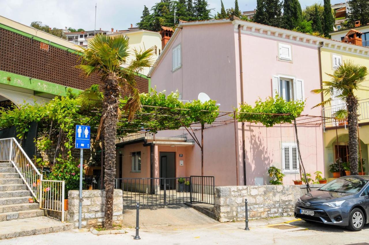 Apartman Gulliver In The Center, 10 Meters From The Sea With Private Parking In Natural Shade 라벡 외부 사진