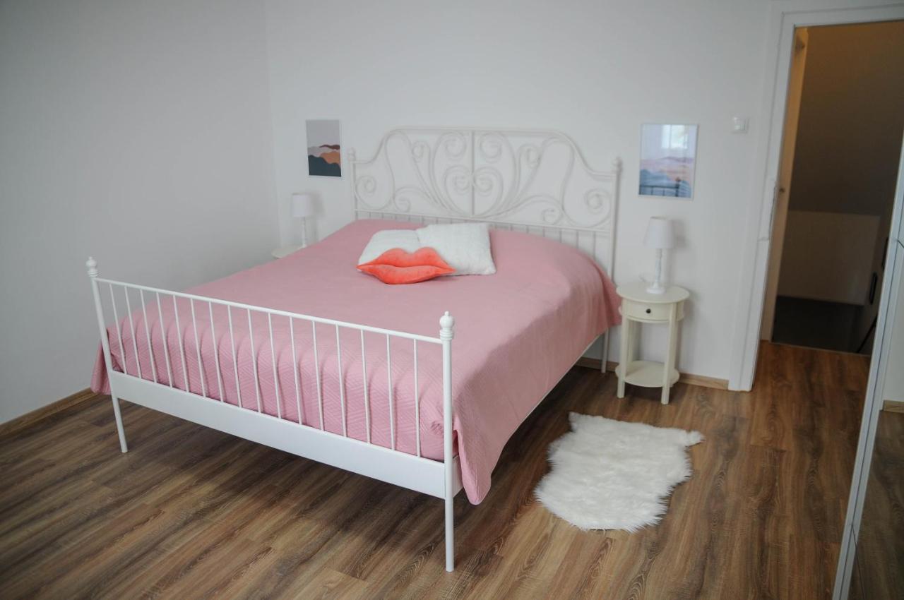 Apartman Gulliver In The Center, 10 Meters From The Sea With Private Parking In Natural Shade 라벡 외부 사진